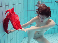 Sexy brunette college girl with white booty gets naked underwater