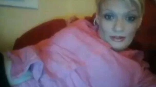 I'm a horny cougar and I stuff my juicy cunt with a sex toy