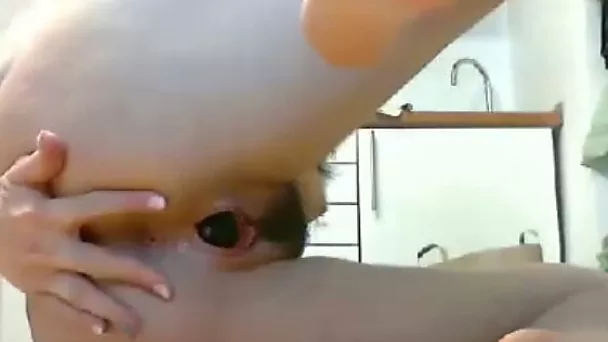 Seeing this camgirl masturbate just turns the heat up