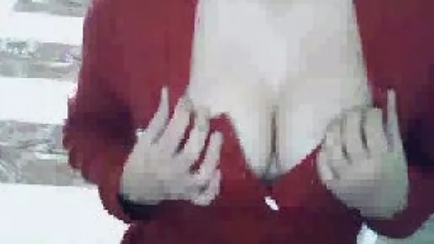 Charming webcam lady from Turkey teases with her cleavage