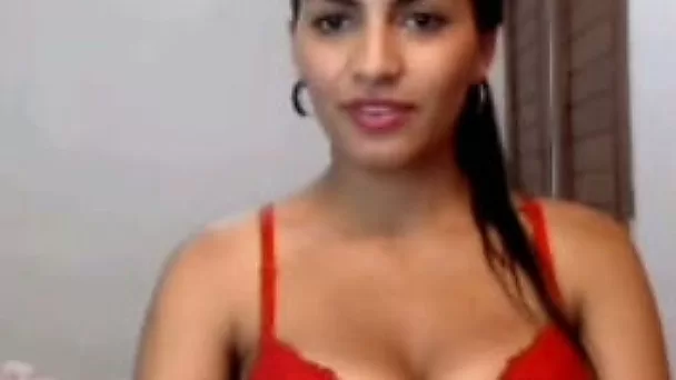 Flawless amateur babe showing gorgeous natural boobies