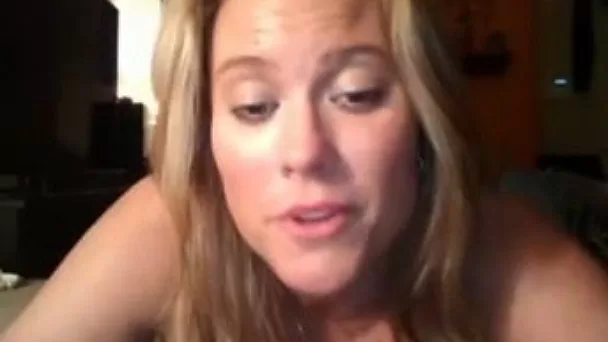 Hot and sexy girlfriend kneading big boobies in amateur session