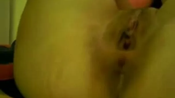 Perverted webcam bitch was stuffing her pussy with mandarins