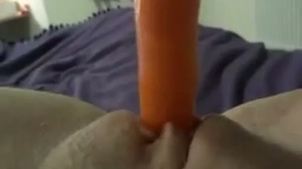 Perverted wife of mine pushes carrot right in her hungry shaved twat