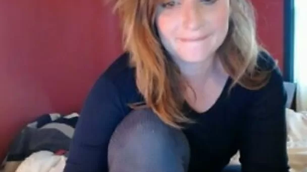 Redhead stunner showing off her big round booty