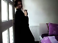 Iraqi shemale in abaya stripping and posing for camera