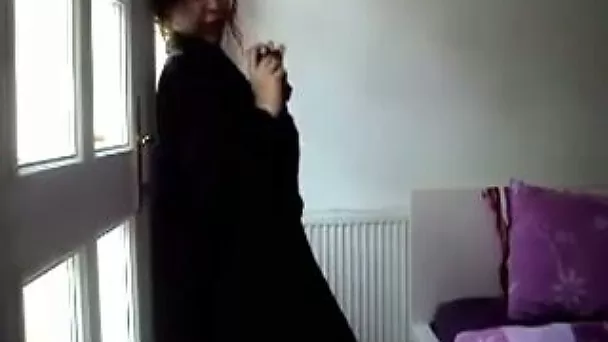 Iraqi shemale in abaya stripping and posing for camera