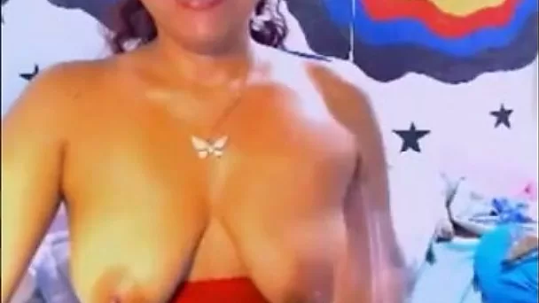 Kinky amateur web cam hooker showed off her saggy boobies for me