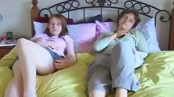 Две озорные брюнетки-сучки с веб-камерой разделись, чтобы ублажить щели