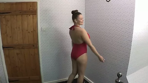 Voluptuous MILF with big tits posing seductively on cam