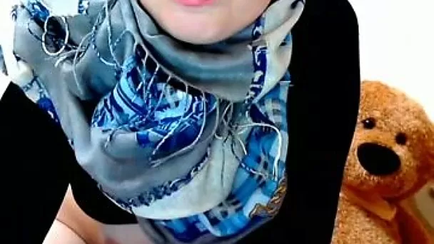 This camgirl looks like she loves being watched and I love her shaved pussy