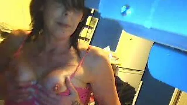 German webcam mommy brags off her long tongue and tits