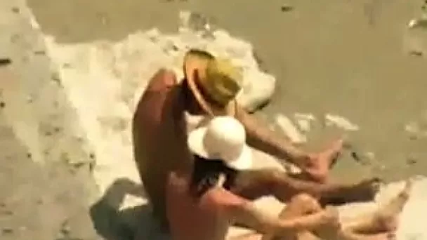 Lusty sunbathing amateur brunette nympho sucked her man's cock on the beach