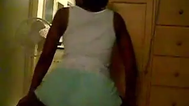 Kinky dark skinned cam nympho in shorts was twerking her nice bum