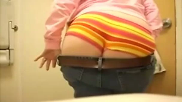 Amateur girl showing her big booty in the bathroom