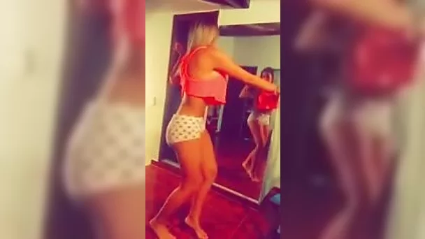 Sizzling webcam babe from Colombia dancing seductively