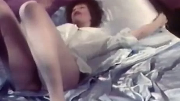Redhead classic milf lady on the bed feeding on a dick