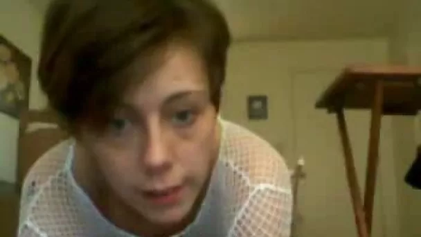 Short haired manly chic demonstrates her naked body on cam