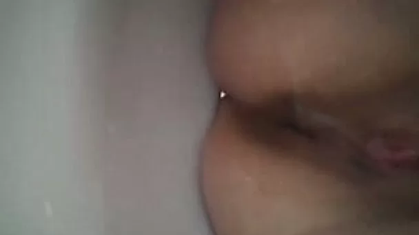Wife of my buddy had nothing against flashing her bald pussy in bath tub