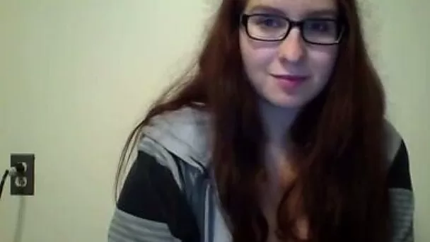Nerdy white bitch fingering her vagina in amateur video