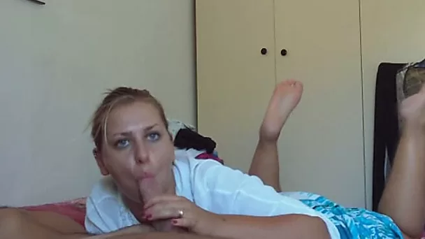 Amazing blue eyed white girlfriend munches dick of her man