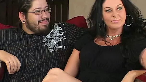 Elegant and curvy brunette milf in black dress wants cunnilingus