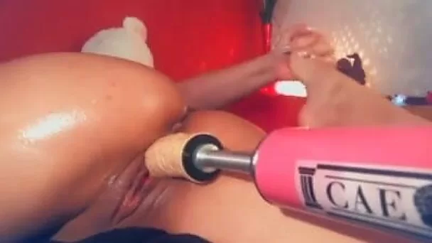 Lusty amateur cam hottie was using fuck machine to please her cunt