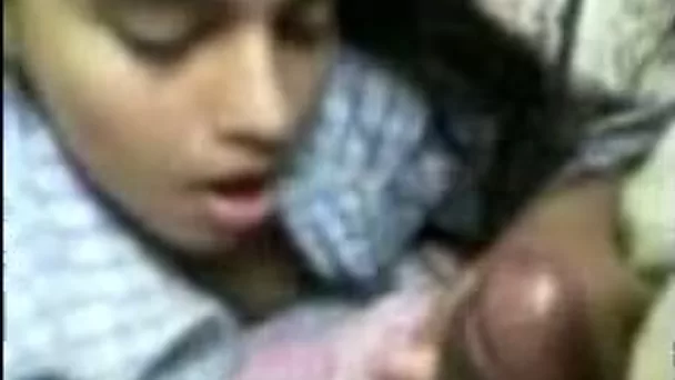 Cute Srilankan babe gives great deepthroat blowjob in amateur clip