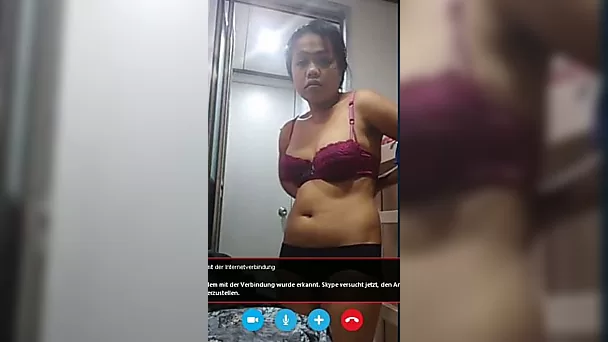 Amateur Philipina girl shows her boobs when changing