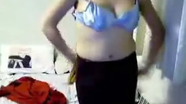 Bored brunette amateur housewife shows me her ass on webcam