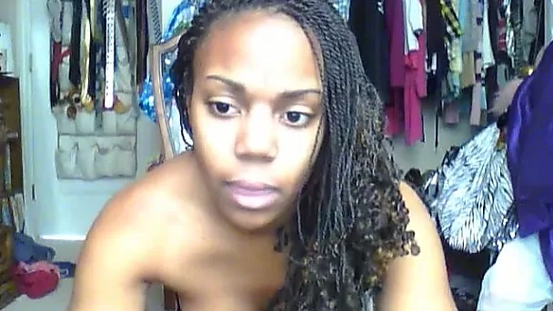 Leggy black chick dancing and twerking in amateur video