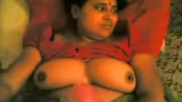 Indian MILF rubbing and fingering her snatch in amateur clip