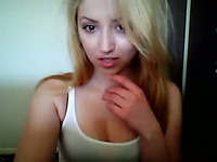 Cute teen blondie looks sexy and so fresh on the webcam