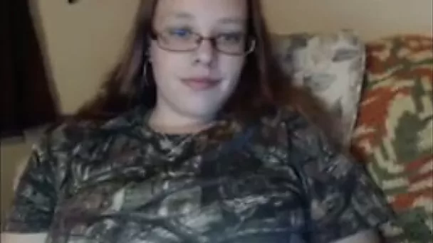 Fugly nerdy slut shows her ass in amateur video