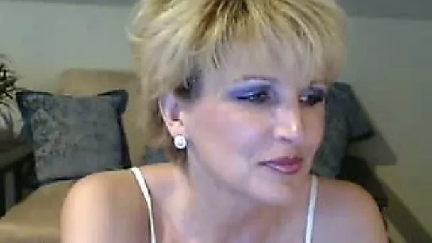 Mind blowing blonde mommy diddles her cunt with vibrator
