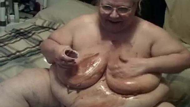 Big ugly grannie smears chocolate over her body and pussy