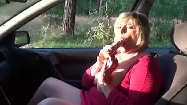 Amazing short haired mature blonde slut was blowing cock in the car