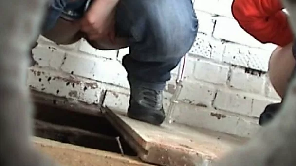 Двух молодых незнакомок одновременно сняли на видео в общественном туалете