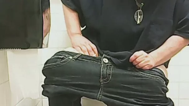 Chunky mature white lady in black jeans pisses in the toilet