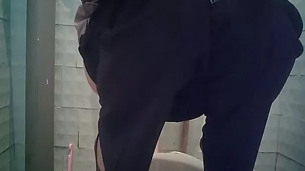 White stranger chick climbs on the shitter to piss