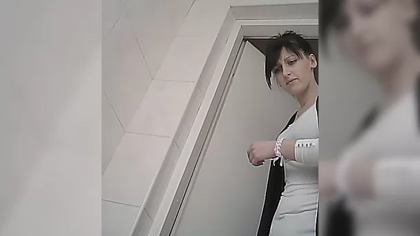 Милая брюнетка белая девушка показывает свою задницу в туалете