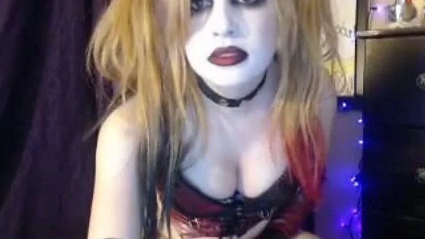 I always wanna see Harley Quinn masturbating for me on webcam