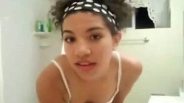 This sexy camgirl loves her naked body and I'd love to give her an orgasm
