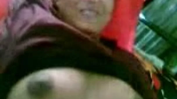 Juicy bangla girlfriend shows off her plump tits