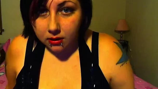 Hot tempered tattooed webcam girl shows off her impressive jugs