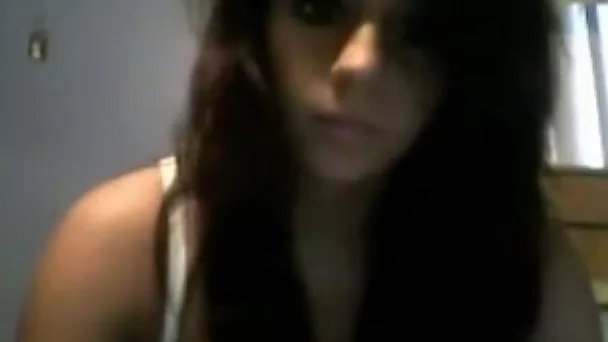 Amateur sexy buxom webcam hottie pulled down her top to show tits