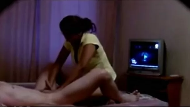 Amateur masseuse was wanking my lazy and tired buddy at home