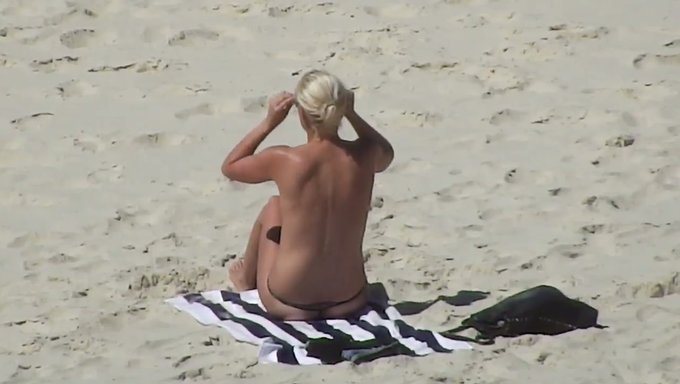 Topless Blonde Milf In Sunglasses Flashed Her Nice Bum On