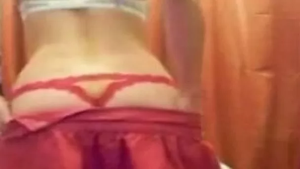 Bootylicious blonde tramp loves showing off on webcam