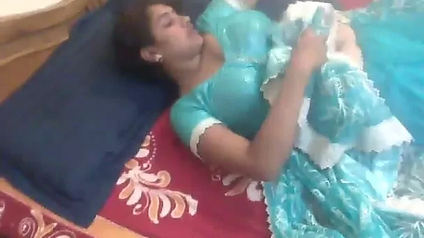 Indian chubby lady got rid of her sari and exposed her natural titties